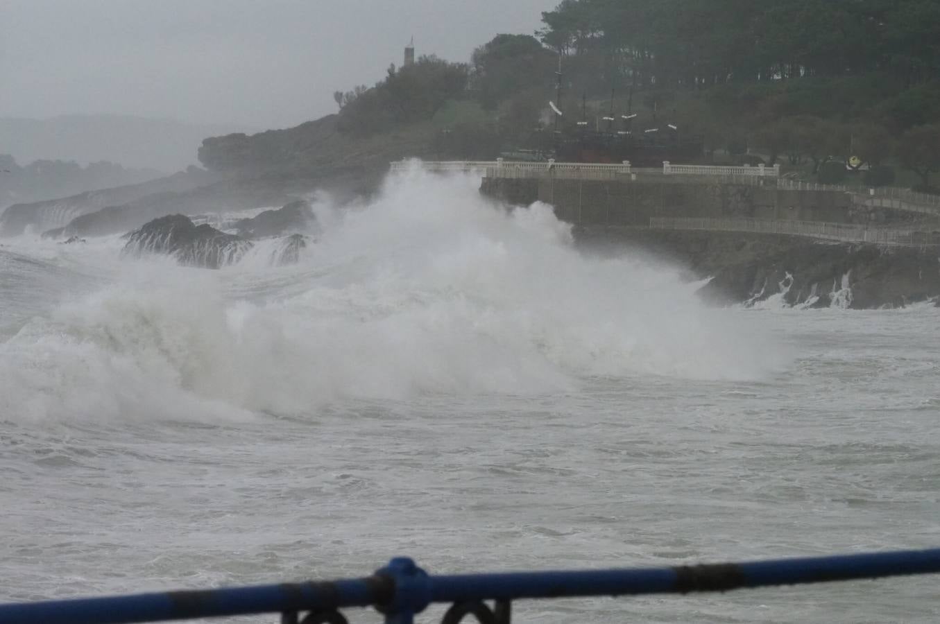 El mar se pone bravo en la costa cántabra