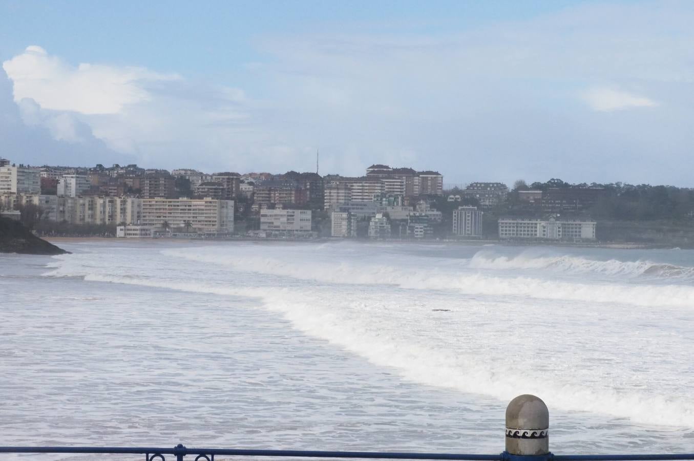 El mar se pone bravo en la costa cántabra