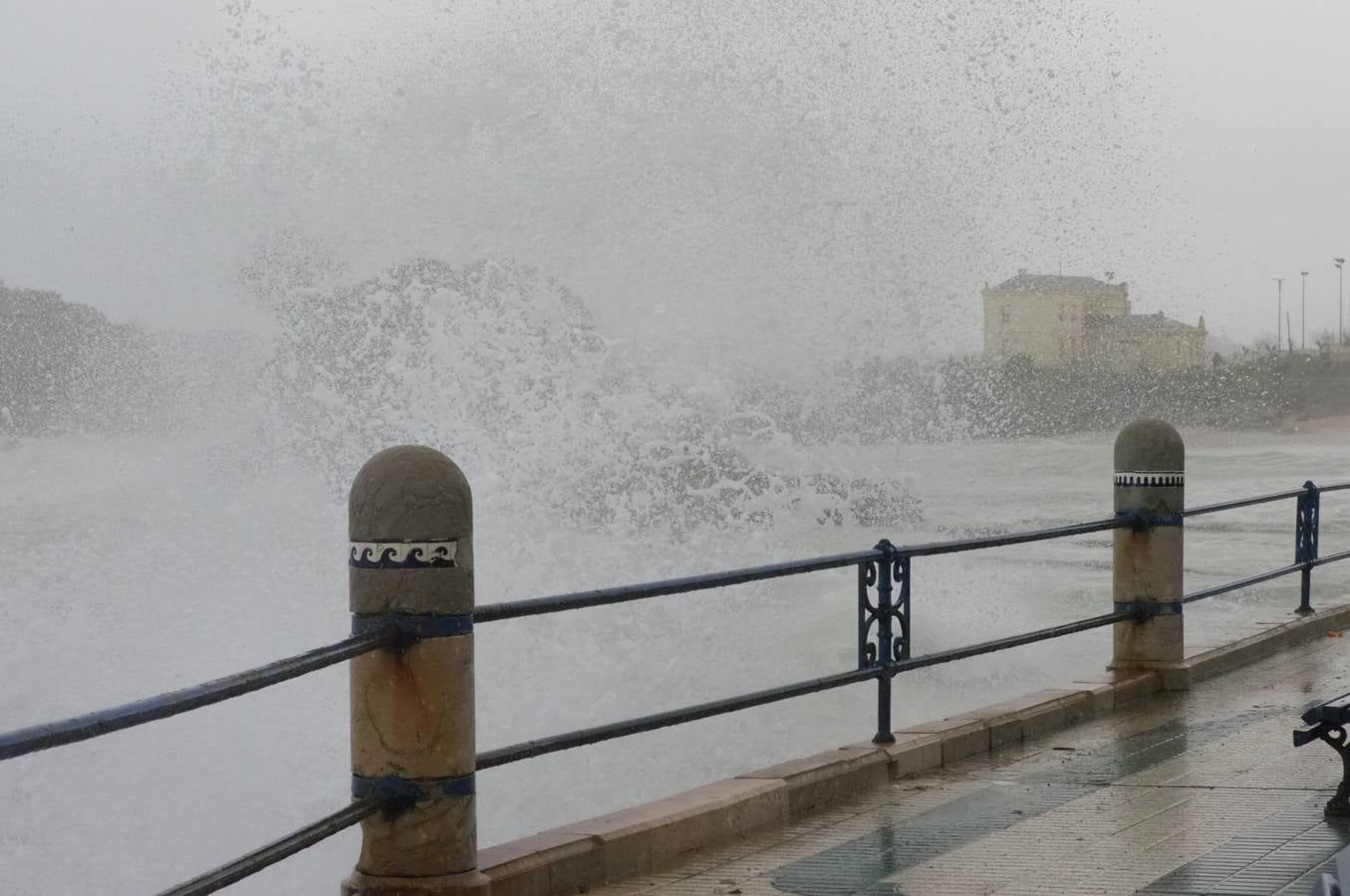 El mar se pone bravo en la costa cántabra