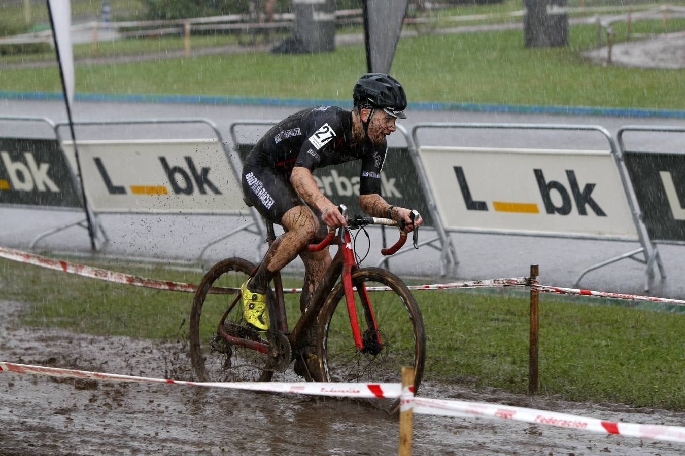 Unos 200 deportistas de toda la región tomaron parte de la cuarta edición del Campeonato de Cantabria de Ciclocross. Un circuito de 3 kilómetros de longitud entre el entorno del velódromo Óscar Freire y la zona de 'El Patatal'