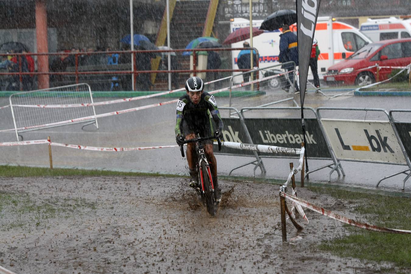 Unos 200 deportistas de toda la región tomaron parte de la cuarta edición del Campeonato de Cantabria de Ciclocross. Un circuito de 3 kilómetros de longitud entre el entorno del velódromo Óscar Freire y la zona de 'El Patatal'