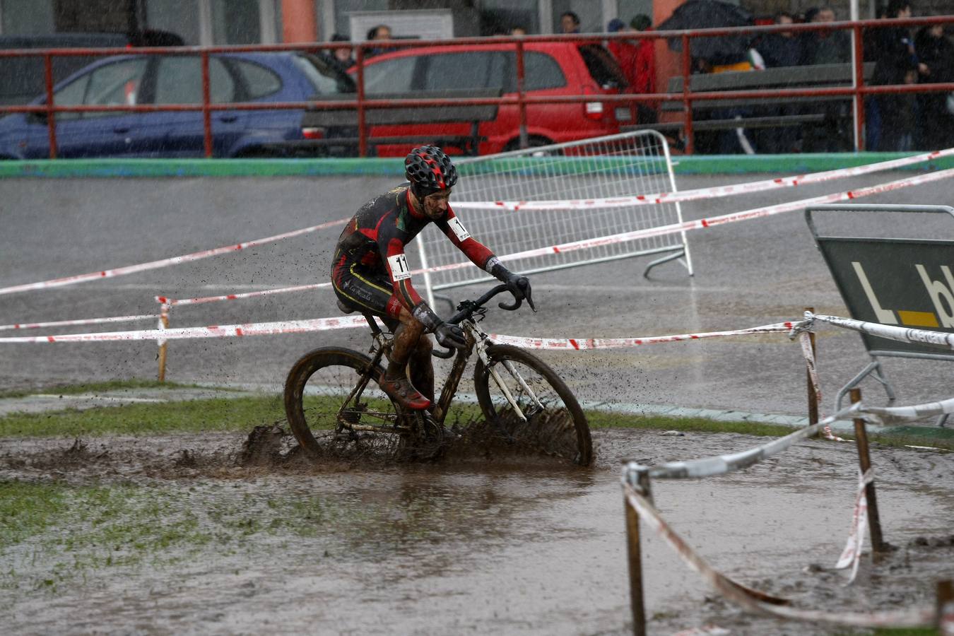 Unos 200 deportistas de toda la región tomaron parte de la cuarta edición del Campeonato de Cantabria de Ciclocross. Un circuito de 3 kilómetros de longitud entre el entorno del velódromo Óscar Freire y la zona de 'El Patatal'