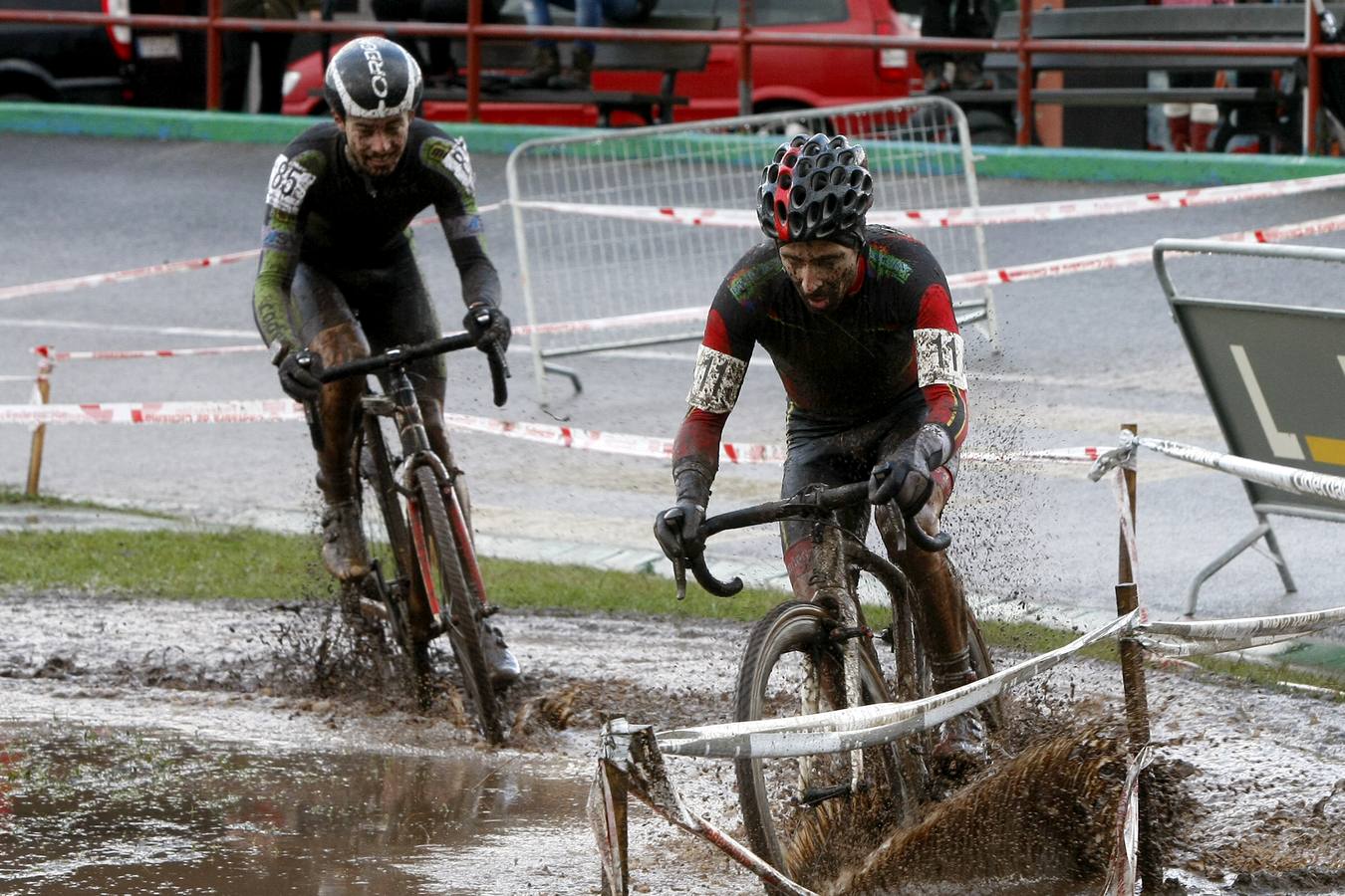 Unos 200 deportistas de toda la región tomaron parte de la cuarta edición del Campeonato de Cantabria de Ciclocross. Un circuito de 3 kilómetros de longitud entre el entorno del velódromo Óscar Freire y la zona de 'El Patatal'