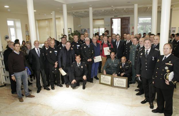 Imagen los agentes condecorados ayer en Castro Urdiales, junto al delegado del Gobierno