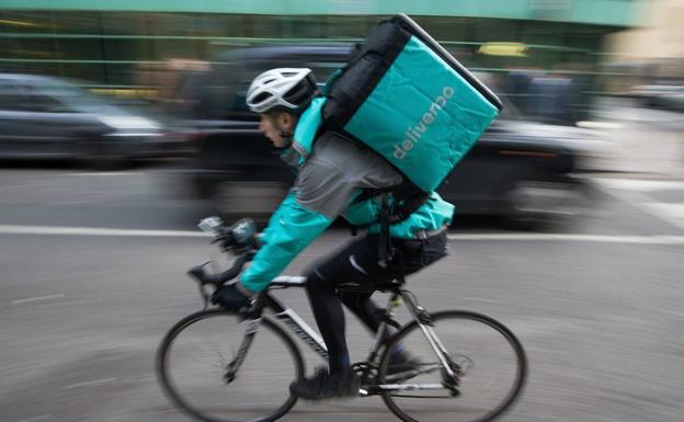 Ciclista de la empresa de reparto Deliveroo.