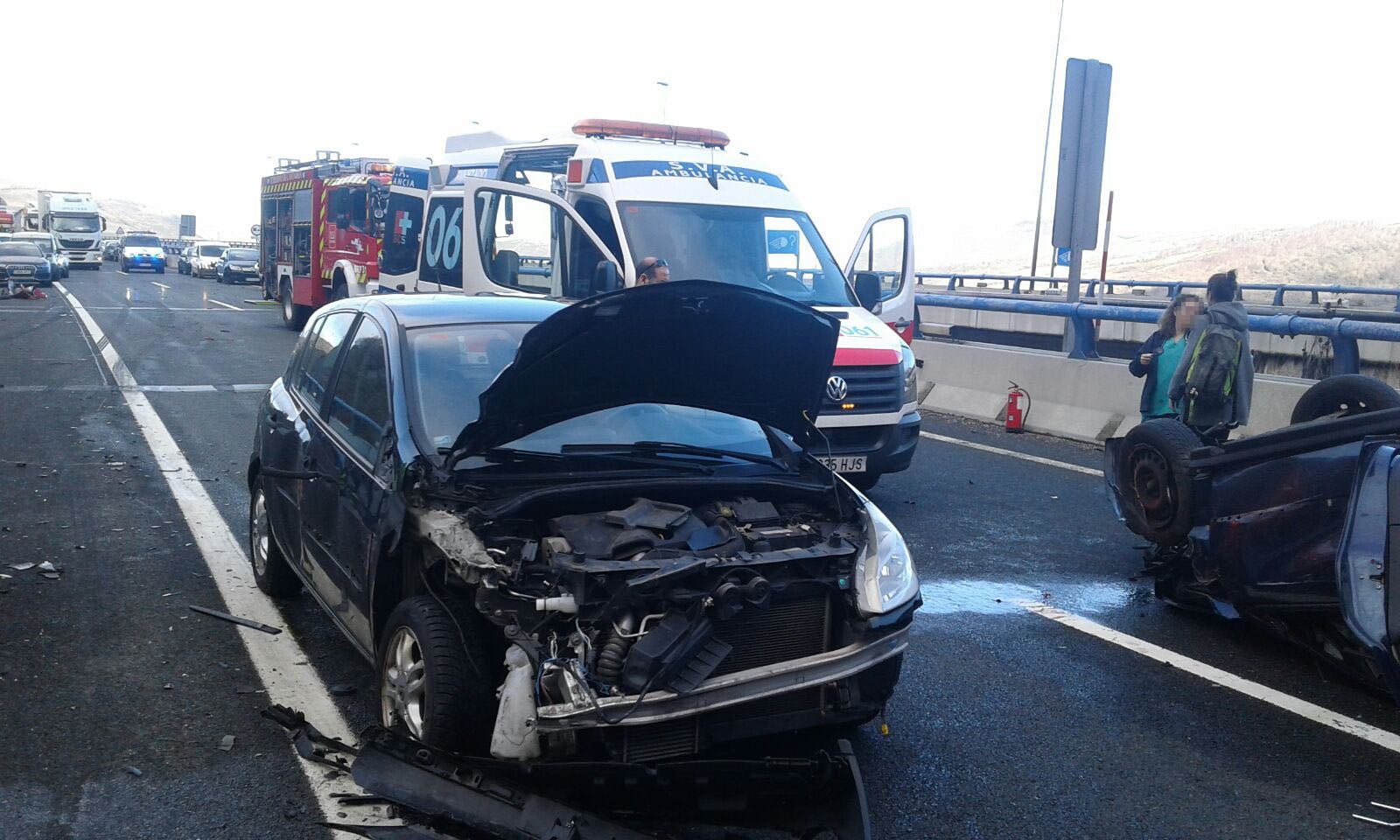 Imágenes de los vehículos accidentados y la autovía cortada