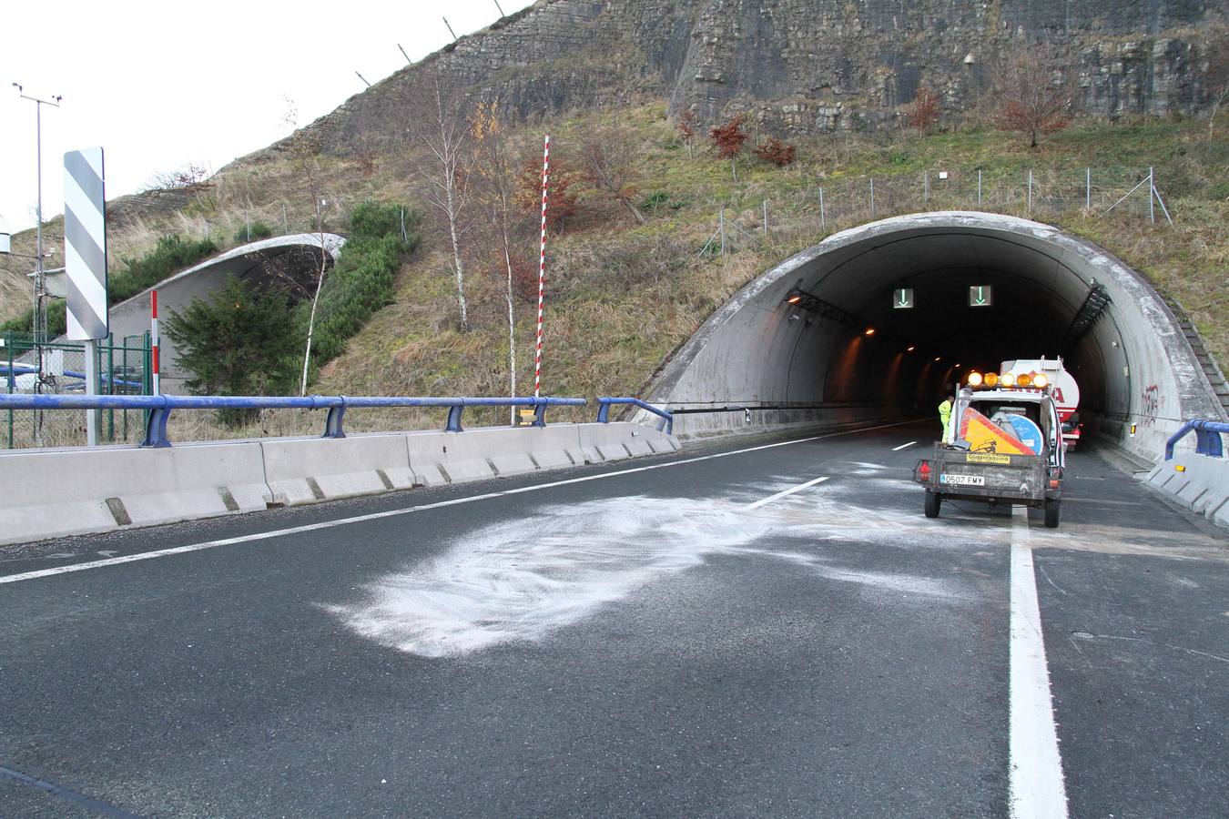 Imágenes de los vehículos accidentados y la autovía cortada