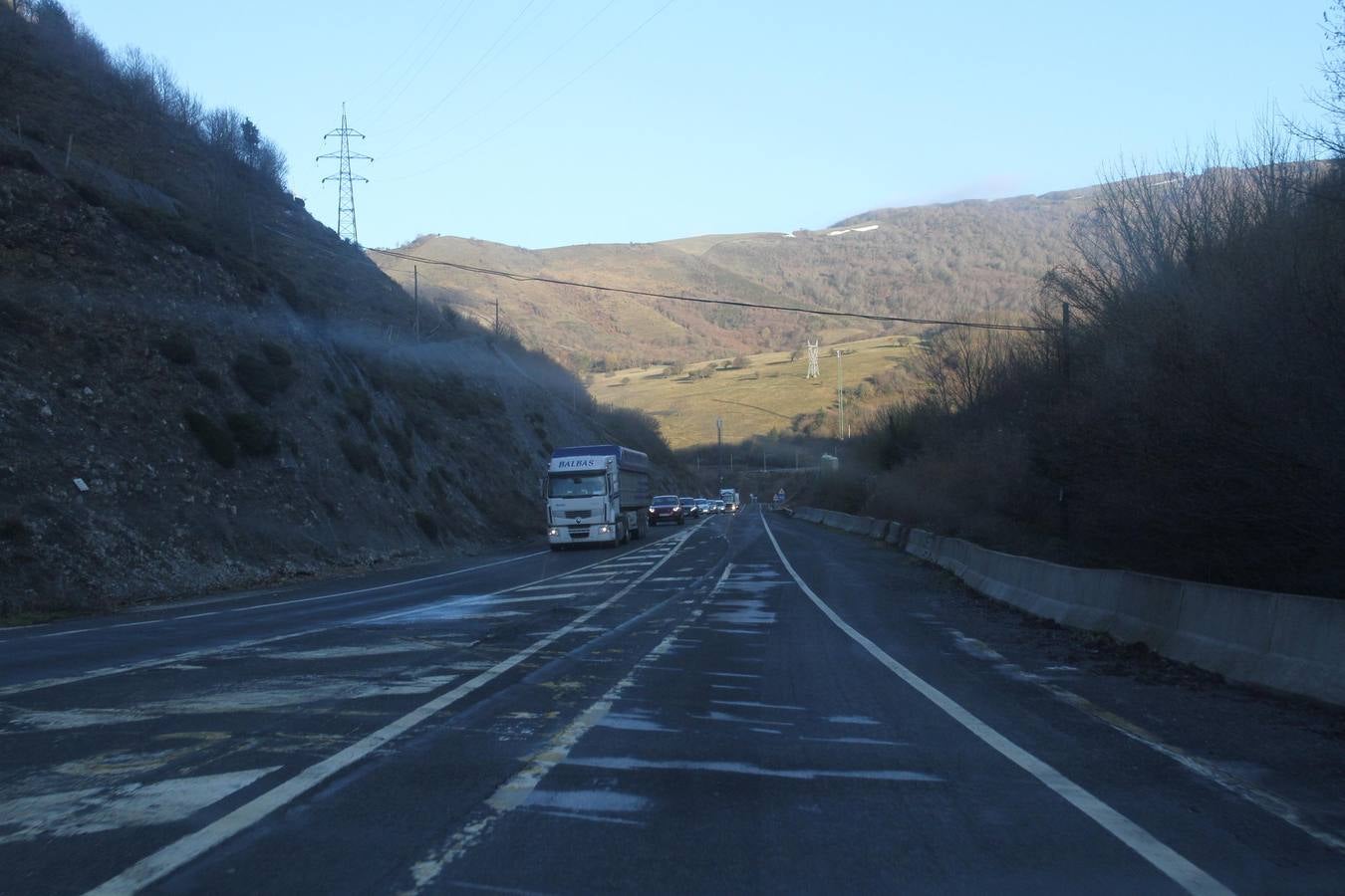 Imágenes de los vehículos accidentados y la autovía cortada