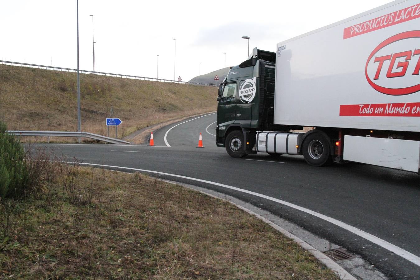 Imágenes de los vehículos accidentados y la autovía cortada