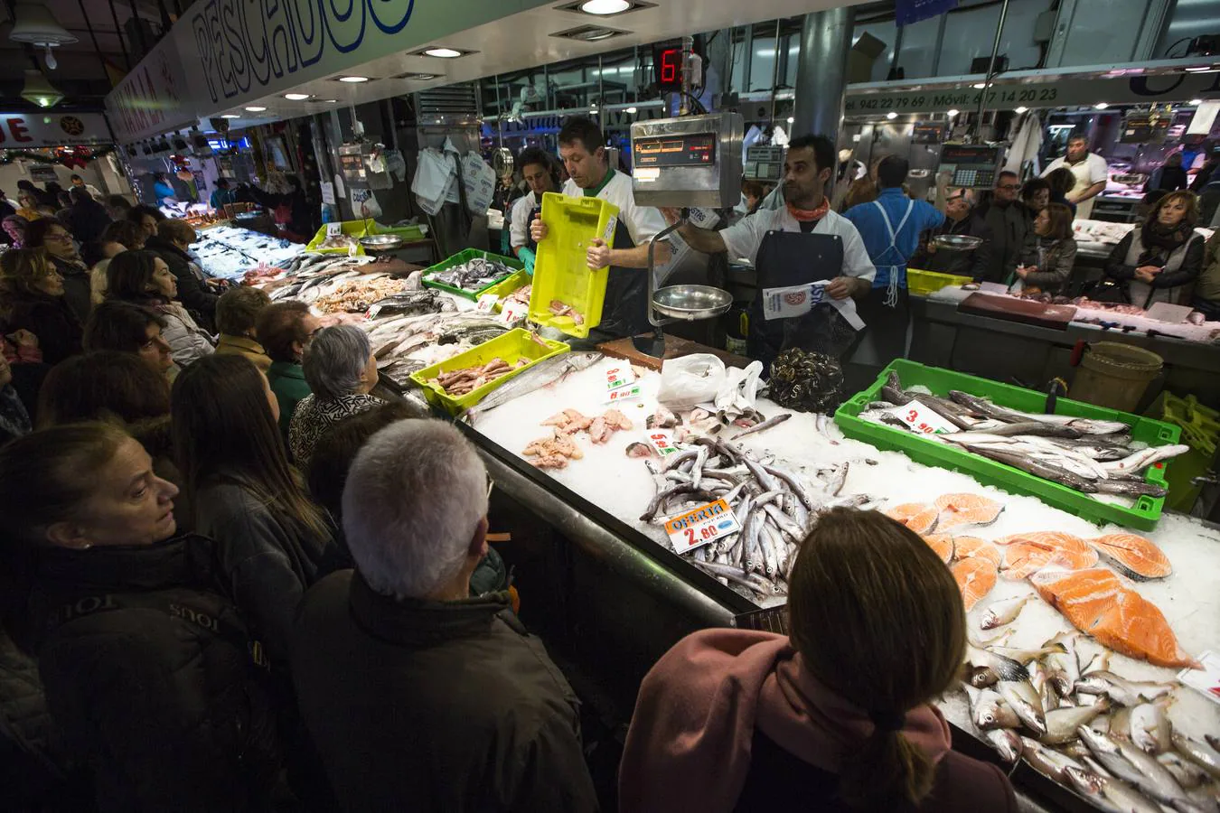 Los comerciantes del Mercado de La Esperanza achacan al temporal la subida en algunos pescados como la merluza y el rape
