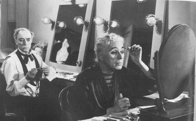 Imagen principal - Charles Chaplin en tres de sus emblemáticas películas: junto a Buster Keaton en 'Candilejas' (1952), y como Charlot en 'El chico' (1921) y junto a Paulette Goddard en 'Tiempos Modernos' (1936).