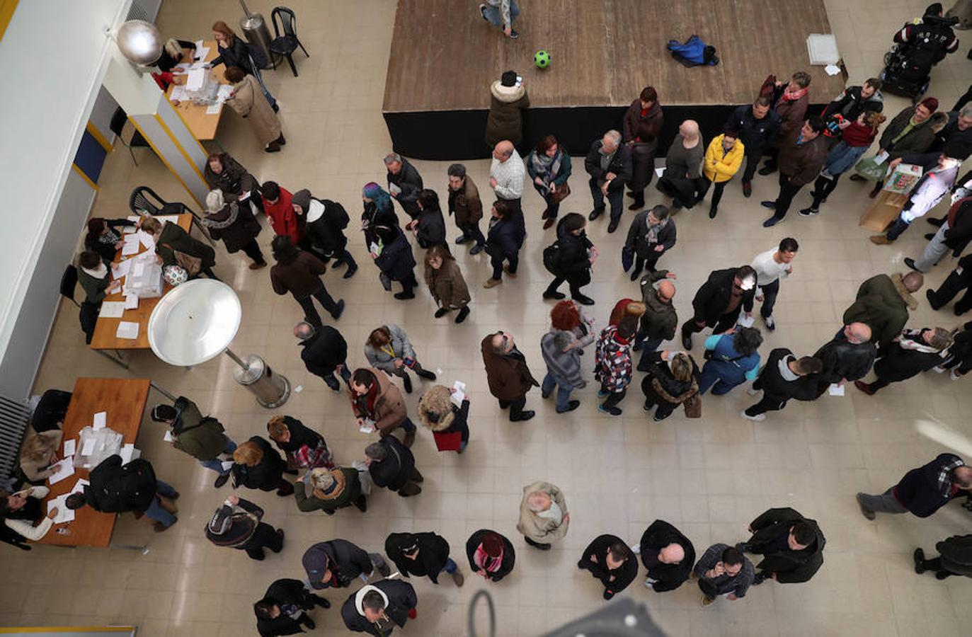 Normalidad en los colegios de Cataluña durante las primeras horas de la jornada electoral.