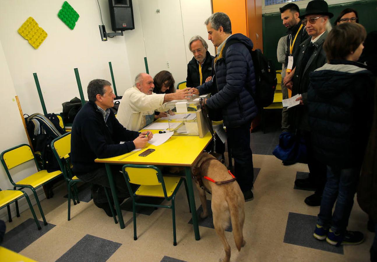Una persona ciega votando en un colegio de Barcelona. 