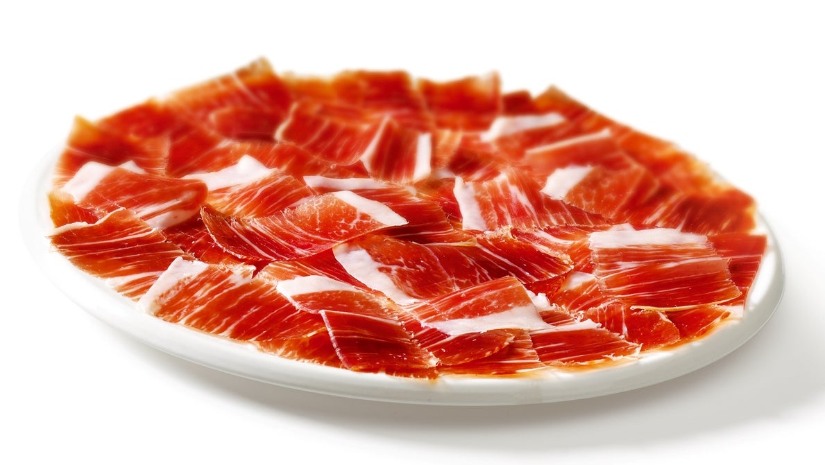 Cáceres. Jamón: Extremadura puede presumir de producir uno de los mejores jamones ibéricos del país. Con su propia Denominación de Origen Dehesa de Extremadura se van cotizando cada vez estos perniles que no faltan en Navidad en las mesas de las provincias de Cáceres y Badajoz. Además, de otros derivados del cerdo, destacan en los menús de estos días el ajoblanco, el pavo trufado y un rico cochinillo al horno.