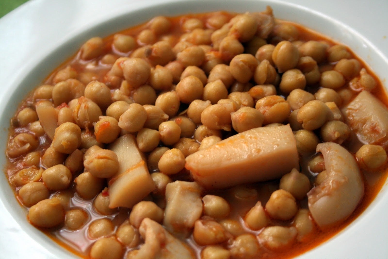 Céuta y Melilla. Garbanzos con choco: Céuta y Melilla comparten algunos platos de clara influencia africana. Uno de ellos, también habitual en algunos lugares de la costa gaditana, es el potaje de garbanzos con choco. Este es un cachón o jibia de pequeño tamaño que se guisa con garbanzos. Plato contundente con patata, pimientos, cebolla, ajos, tomate y pimentón, entre otros ingredientes. Los pichos de cordero son también habituales.