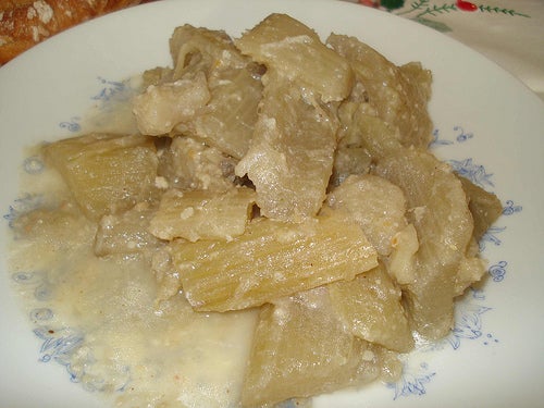 Logroño. Cardo con almendras: La Rioja es tierra de buenas verduras y carnes de cerdo y cordero. Allí se cocinan platos contundentes de cuchara y buenos asados. Uno de los platos más populares en Navidad es el cardo con almendras. Es otra de las recetas fáciles de preparar y con mucha tradición en la tierra del vino. Con cardo, almendras, unos dientes de ajo, un poco de limón, agua, aceite virgen extra y sal, basta para hacer un gran plato.