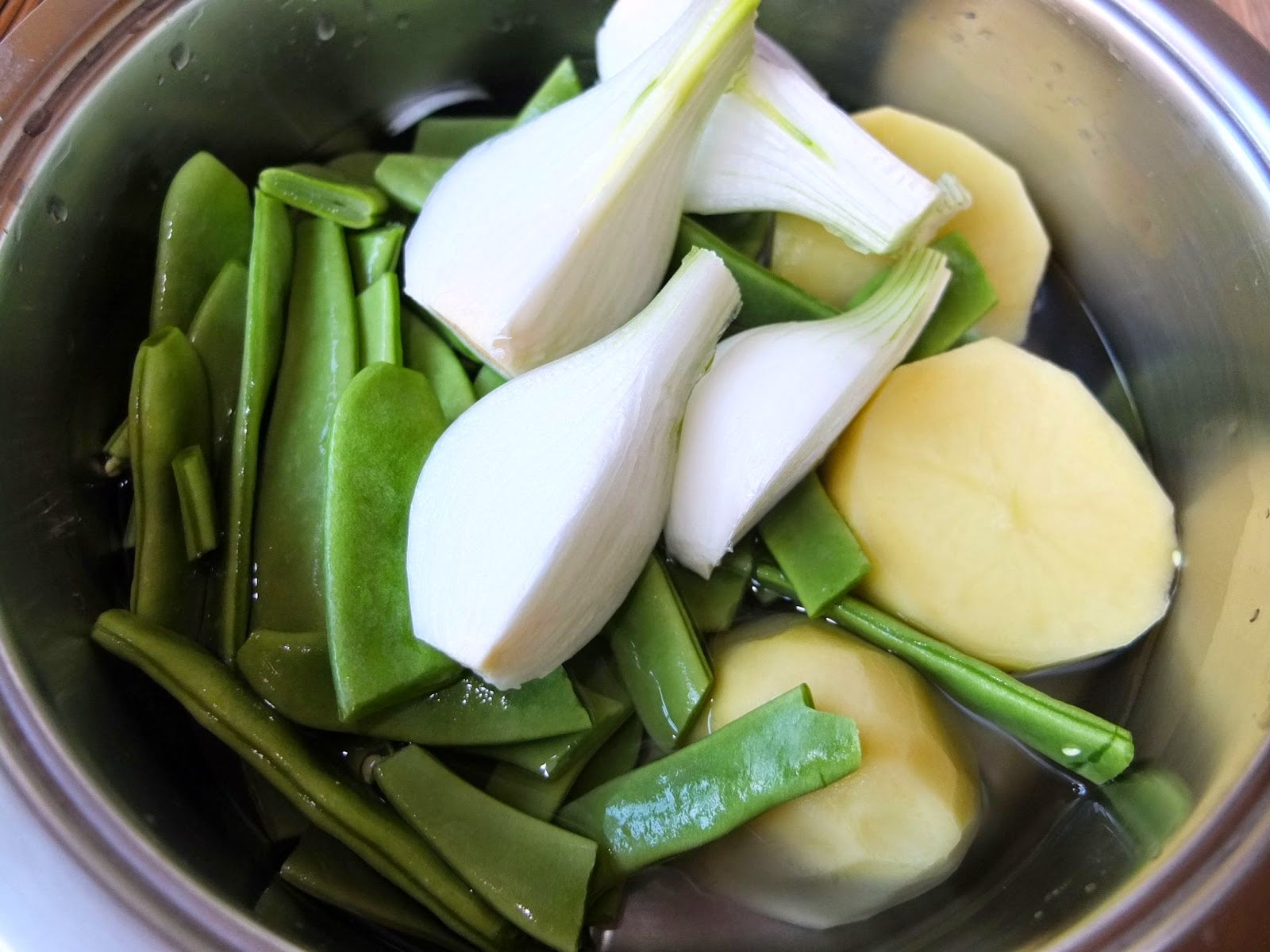 Valencia. Bullit: Este plato es un herbido de verduras, en su origen de cebolla, patata y judías verdes. Una especie de consomé que siempre viene bien antes de cualquier banquete. En esta comunidad levantina se preparan estos días con esmero todo tipo de arroces y pescados de la costa a la sal. No hay que olvidar que Jijona y Alicante son la cuna de los turrones duro y blando, una herencia del mundo árabe a base de almendras y miel.