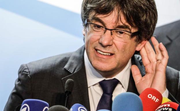 El expresidente de la Generalitat, Carles Puigdemont, atiende a los medios de comunicación desde Bruselas.