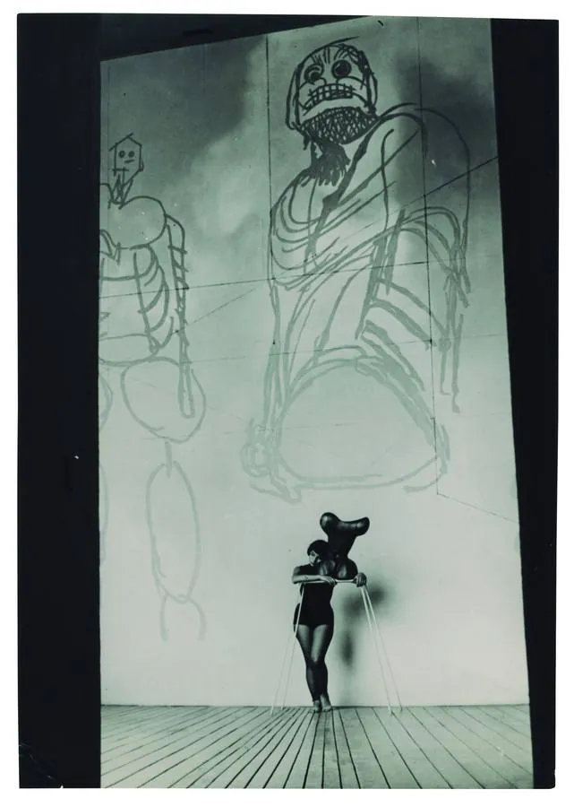 14.Pilar Pellicer en el interior de El Eco con la escultura El torso, de Mathias Goeritz, bajo la pintura mural de Henry Moore, s. a. [¿1953?]. Archivo Lafuente