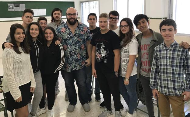 Juan Naranjo, con alumnos de su instituto de Mijas.