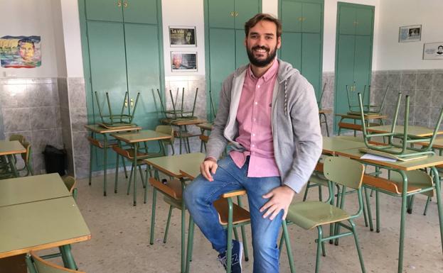 José Antonio Lucero, en una clase de Las Salesianas de Rota (Cádiz).