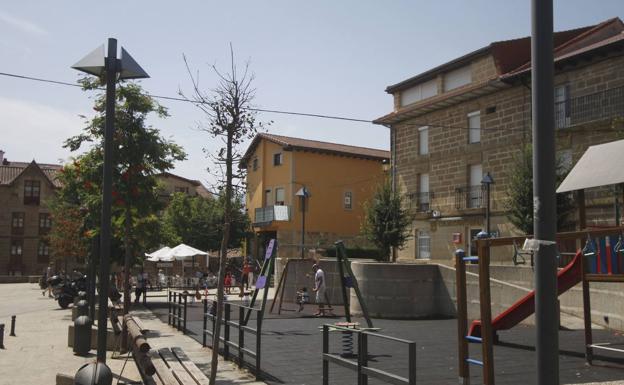 Imagen de Polientes en verano, cuando vuelven a abrirse muchas casas en el valle.