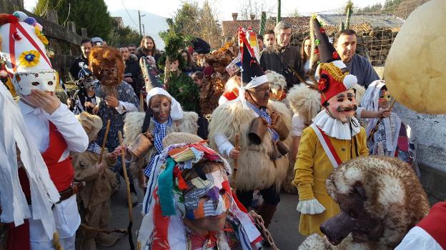 Los jóvenes integrantes de La Vijanera abrirán el año con su mascarada infantil. 