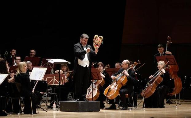 El año arranca en el Palacio de Festivales con el Gran Concierto de Año Nuevo y los valses de Strauss. 