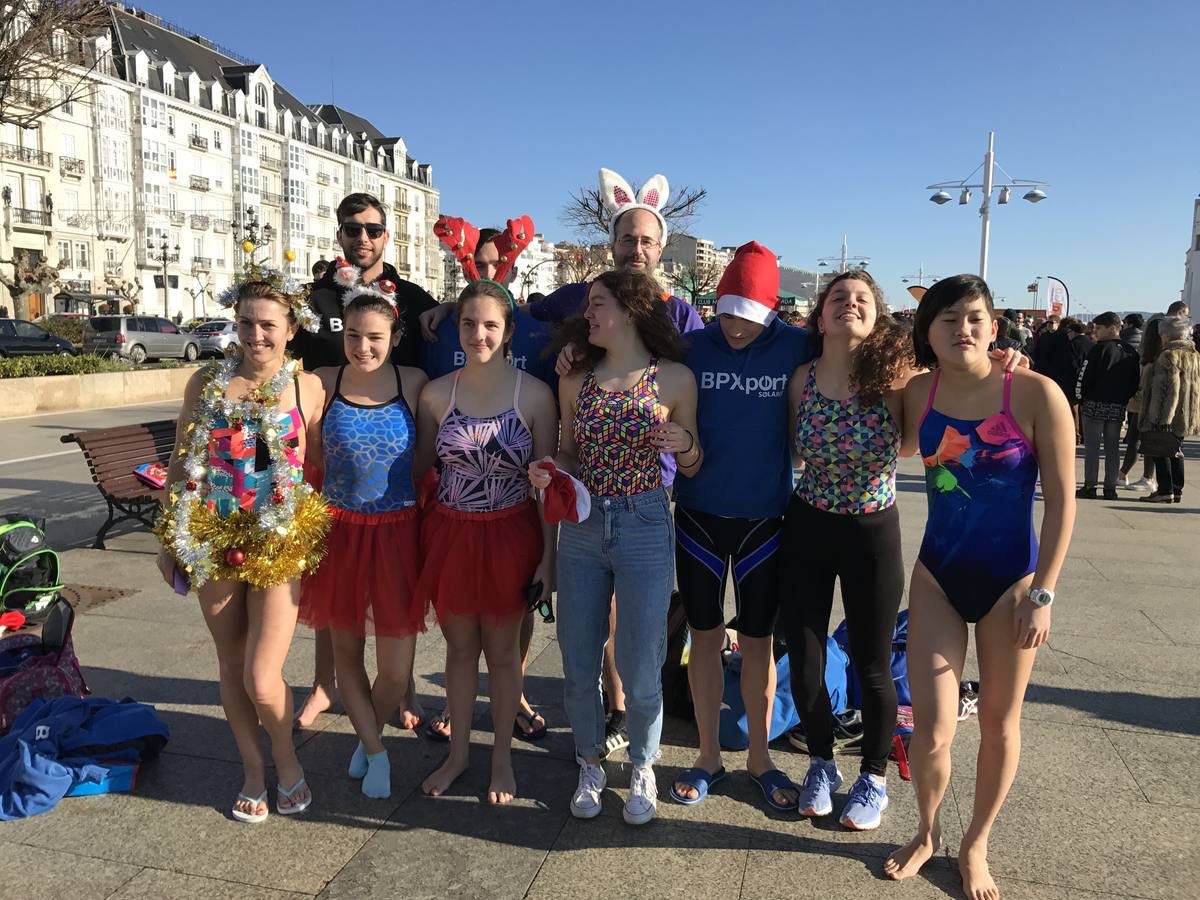 Un baño en la bahía de Santander para celebrar la Navidad