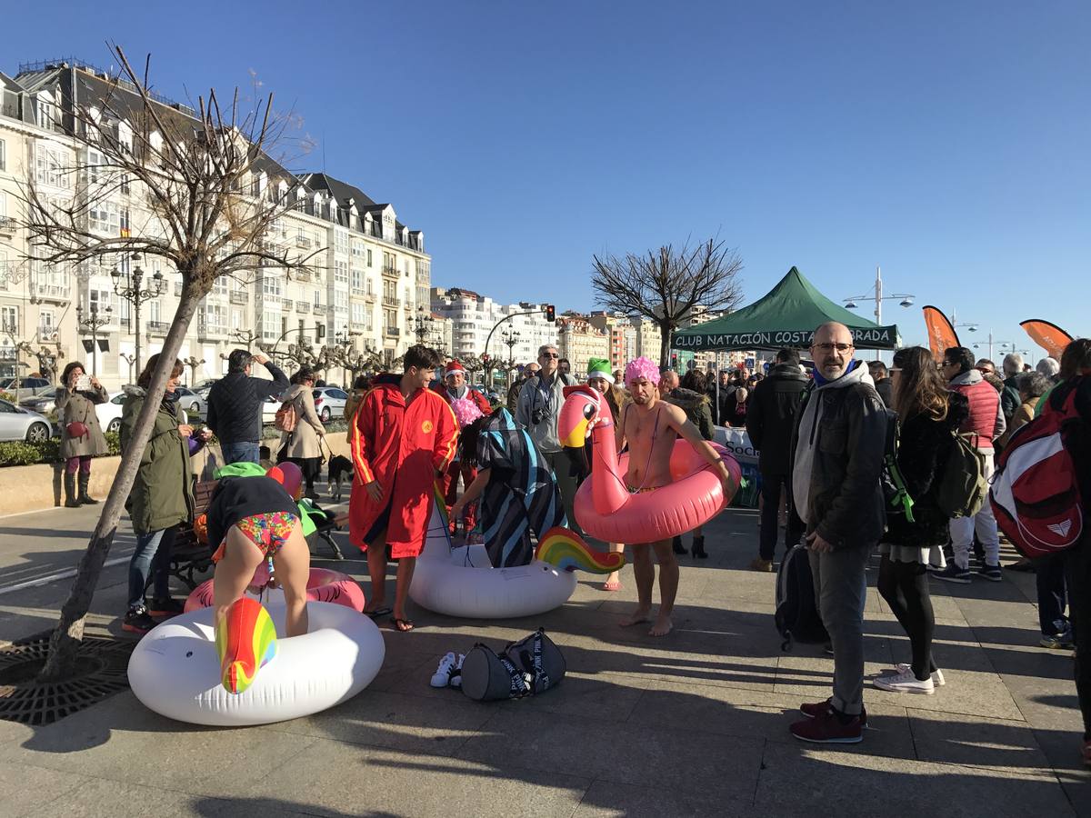 Un baño en la bahía de Santander para celebrar la Navidad