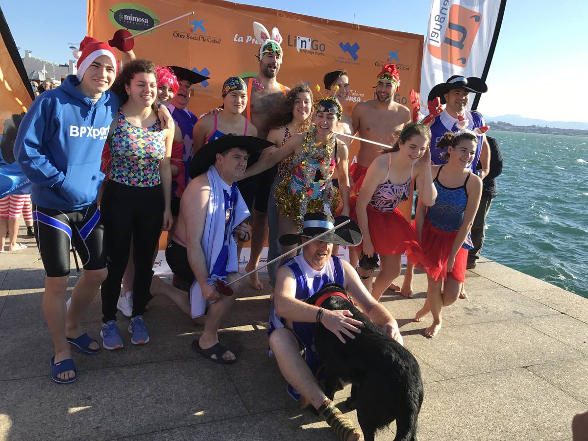 Un baño en la bahía de Santander para celebrar la Navidad