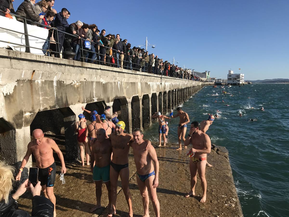 Un baño en la bahía de Santander para celebrar la Navidad