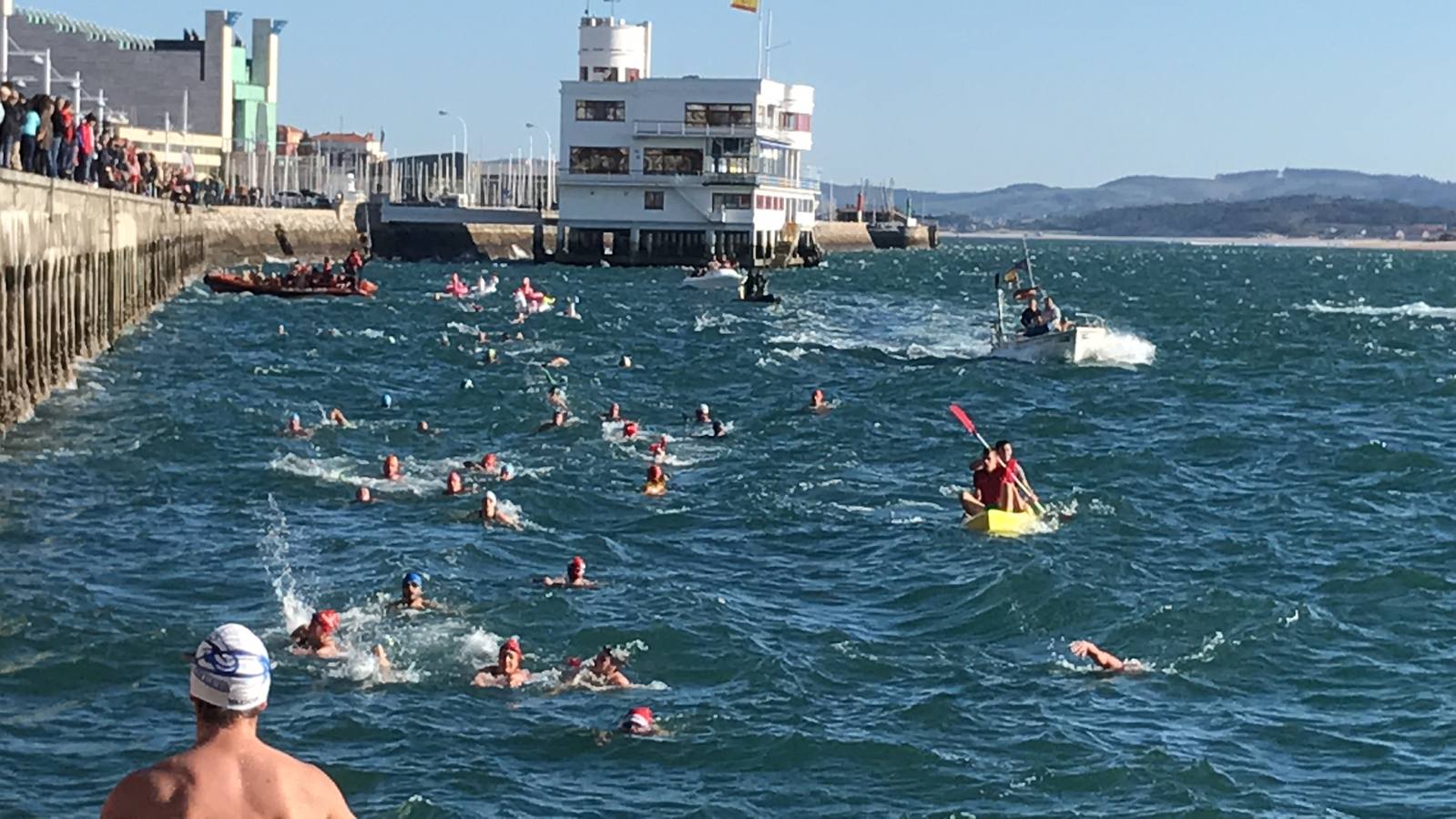 Un baño en la bahía de Santander para celebrar la Navidad