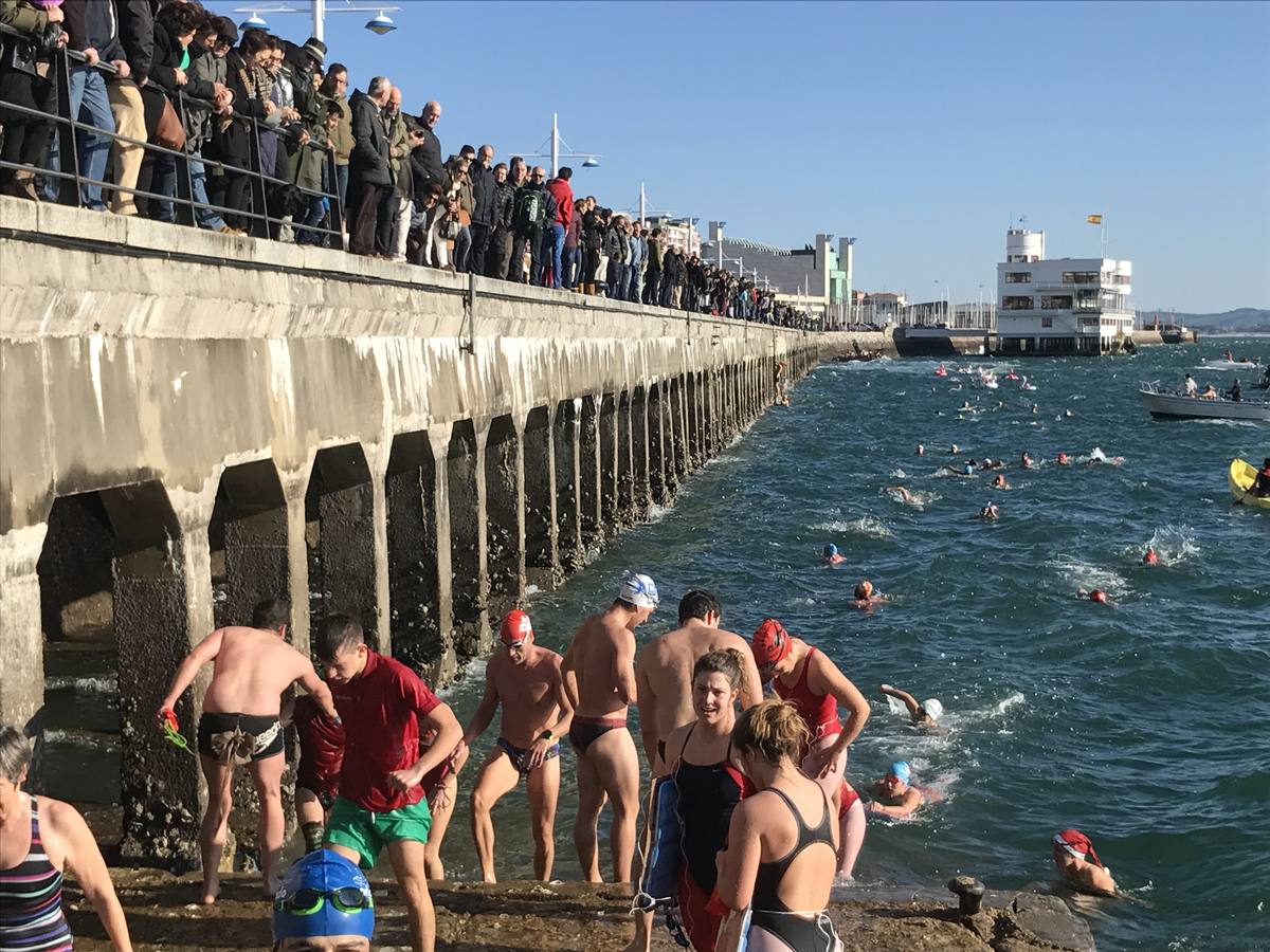 Un baño en la bahía de Santander para celebrar la Navidad