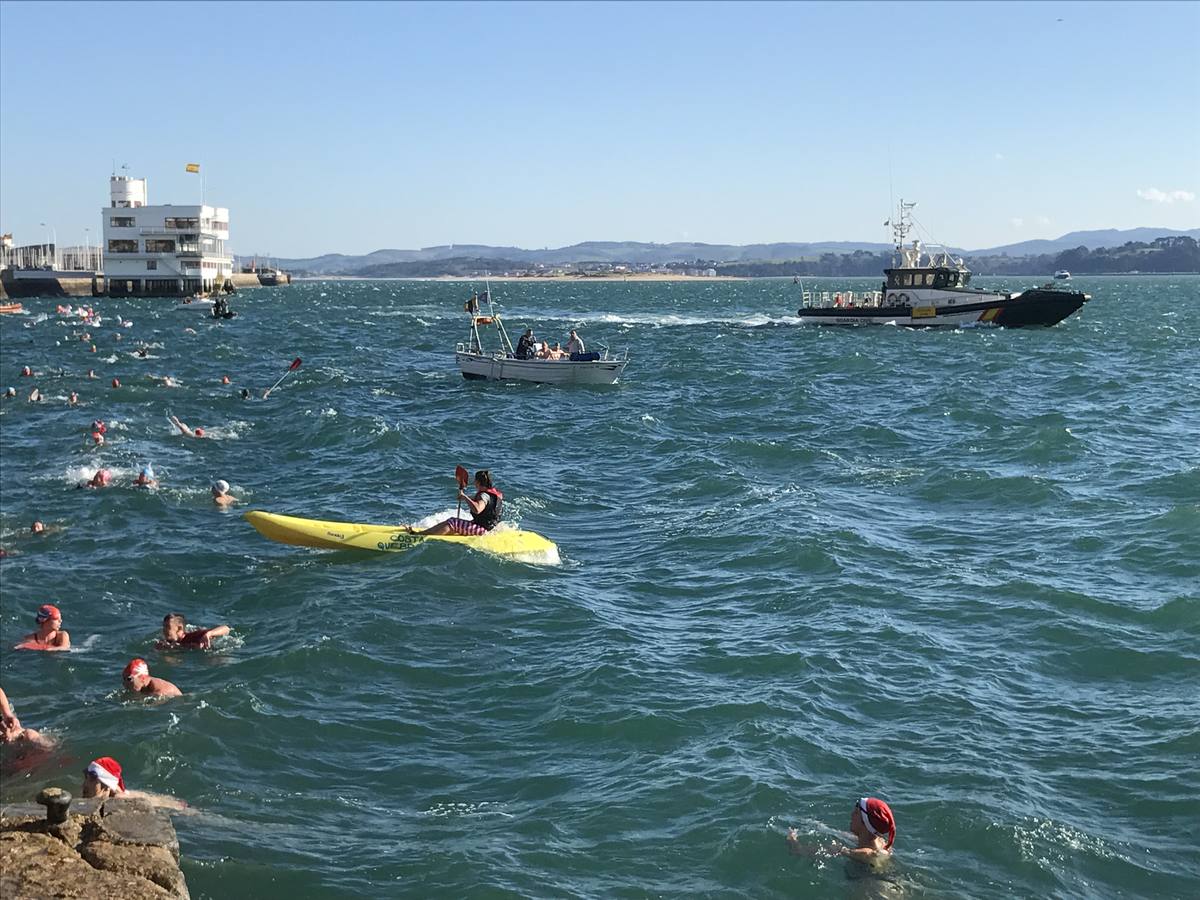 Un baño en la bahía de Santander para celebrar la Navidad