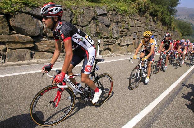 El pelotón circula por Cantabria en la última etapa con salida en Torrelavega, en el año 2006.