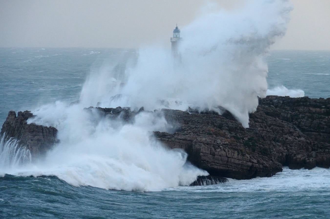 Un reguero de incidencias por el temporal de viento &#039;Bruno&#039; en Cantabria