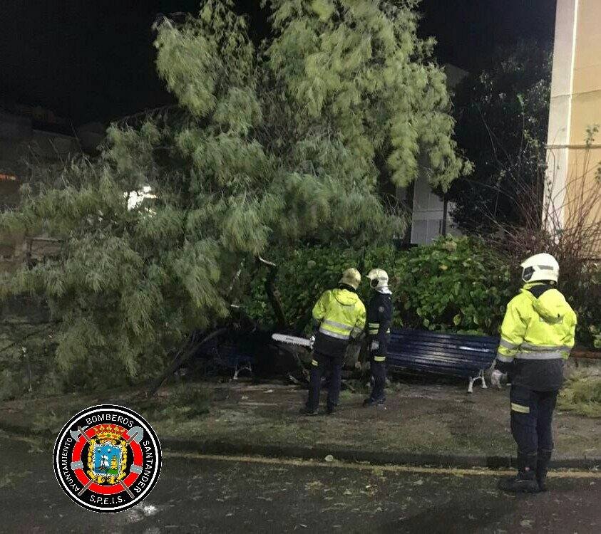 Un reguero de incidencias por el temporal de viento &#039;Bruno&#039; en Cantabria