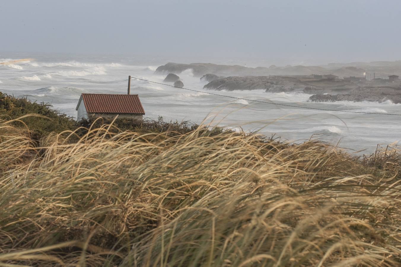 Un reguero de incidencias por el temporal de viento &#039;Bruno&#039; en Cantabria