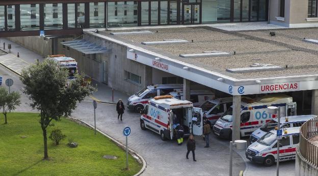 Ambulancias a las puertas del servicio de Urgencias de Valdecilla, donde la tarde del lunes y la del martes se registraron situaciones de atasco.