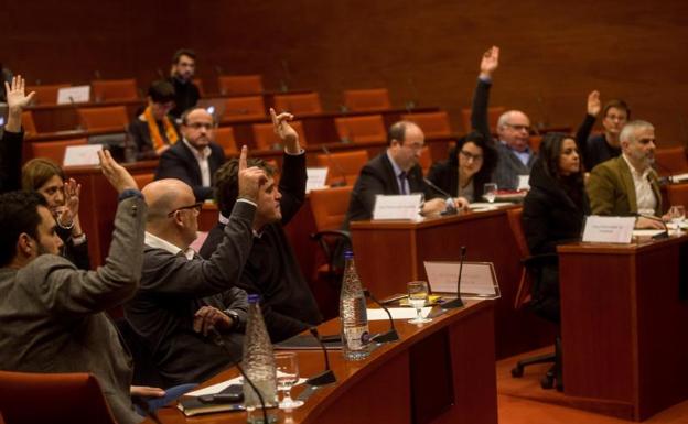 Votación durante la reunión de la Diputación Permanente del Parlament.