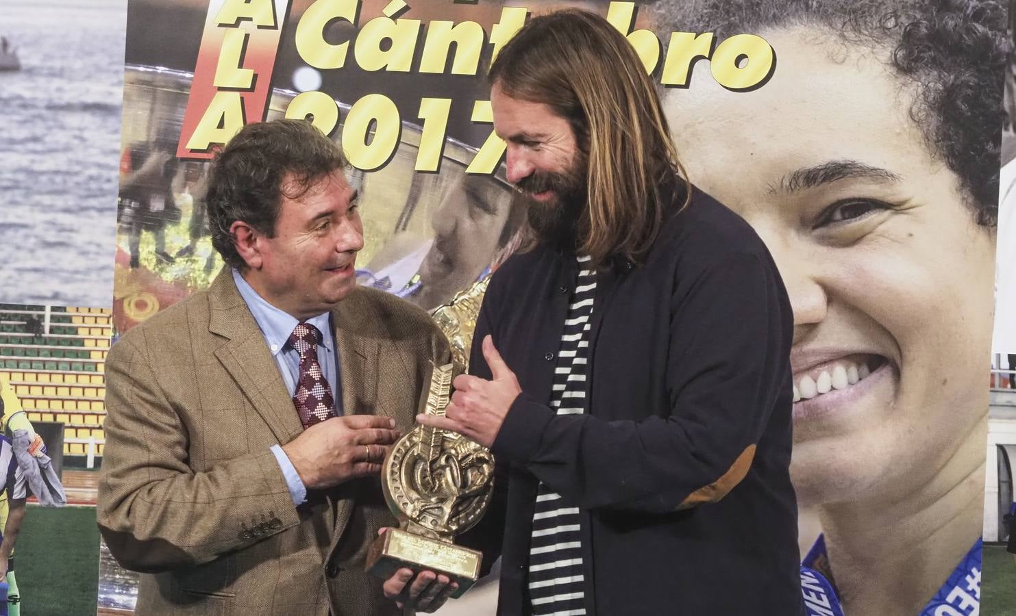 La Gala del Deporte Cántabro ha reunido, en su 24 edición, a ocho medallas de oro olímpico. En esta ocasión, el jurado formado por miembros de la Asociación de Prensa Deportiva ha elegido, entre otros, a la jugadora de baloncesto Laura Nicholls como mejor deportista internacional y al regatista Fernando Echávarri como mejor deportista nacional.