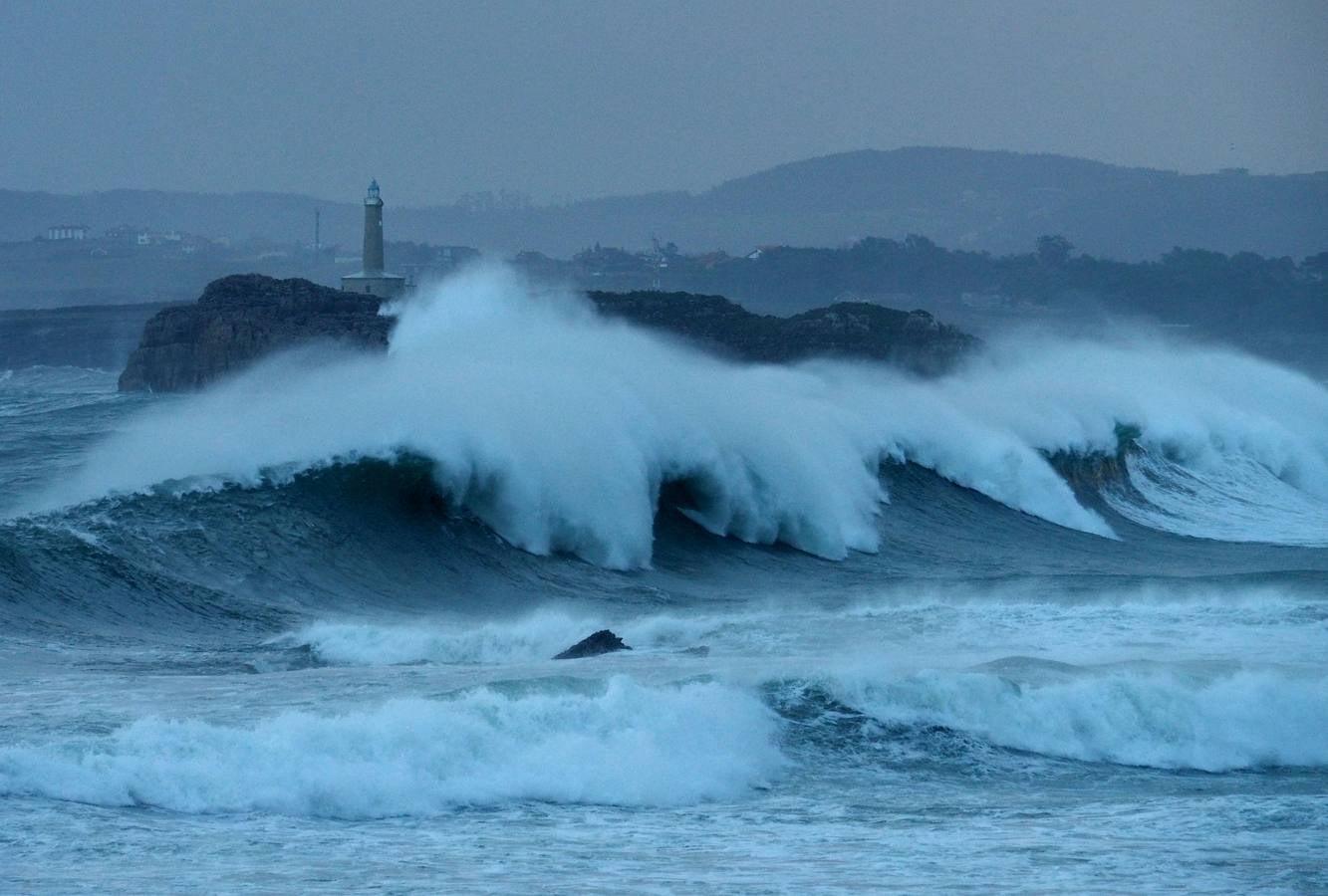 La borrasca 'Bruno' ha llegado esta noche a Cantabria con vientos de más de 100 km/hora y olas que han superado los 10 metros.