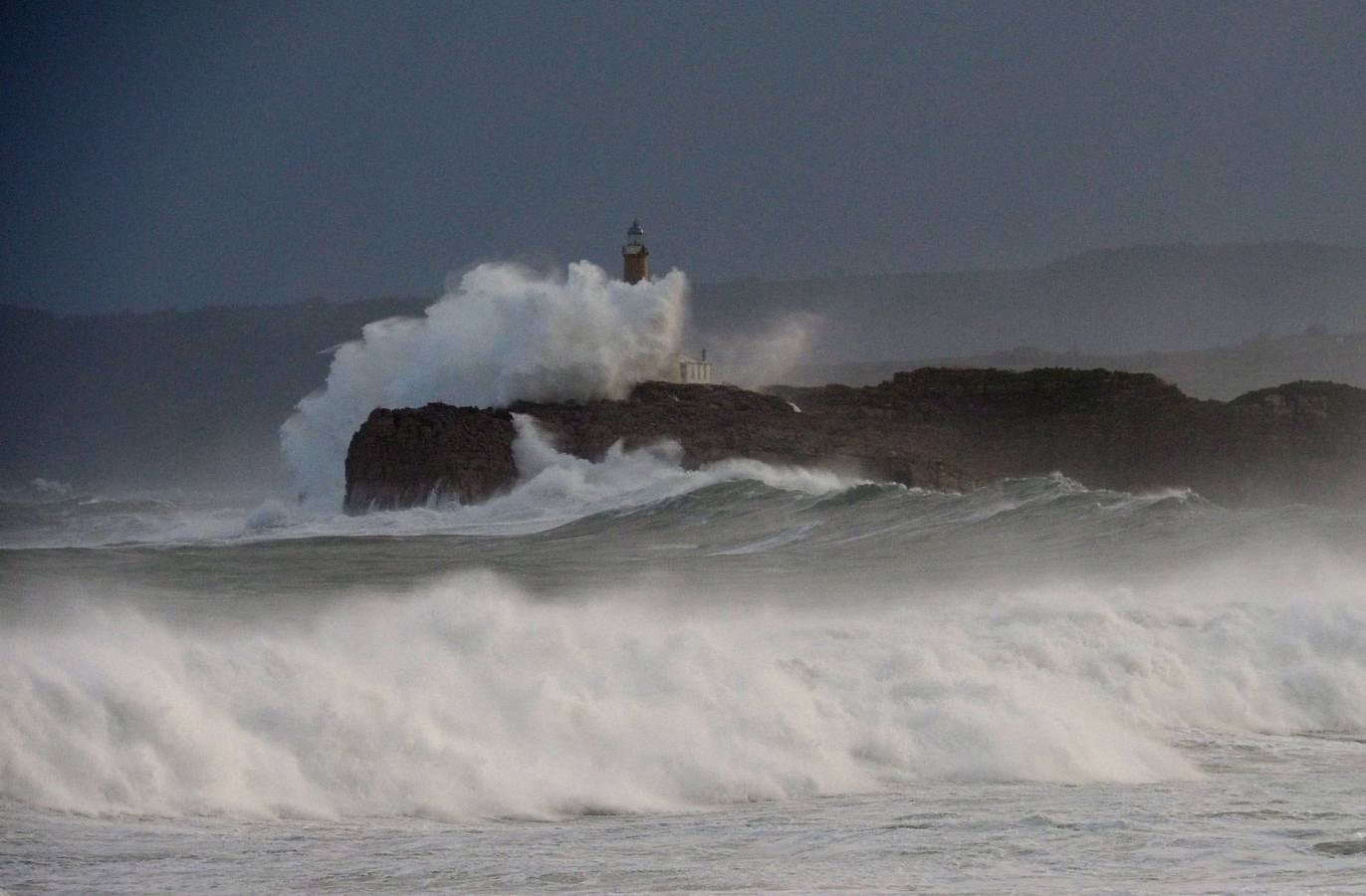 La borrasca 'Bruno' ha llegado esta noche a Cantabria con vientos de más de 100 km/hora y olas que han superado los 10 metros.