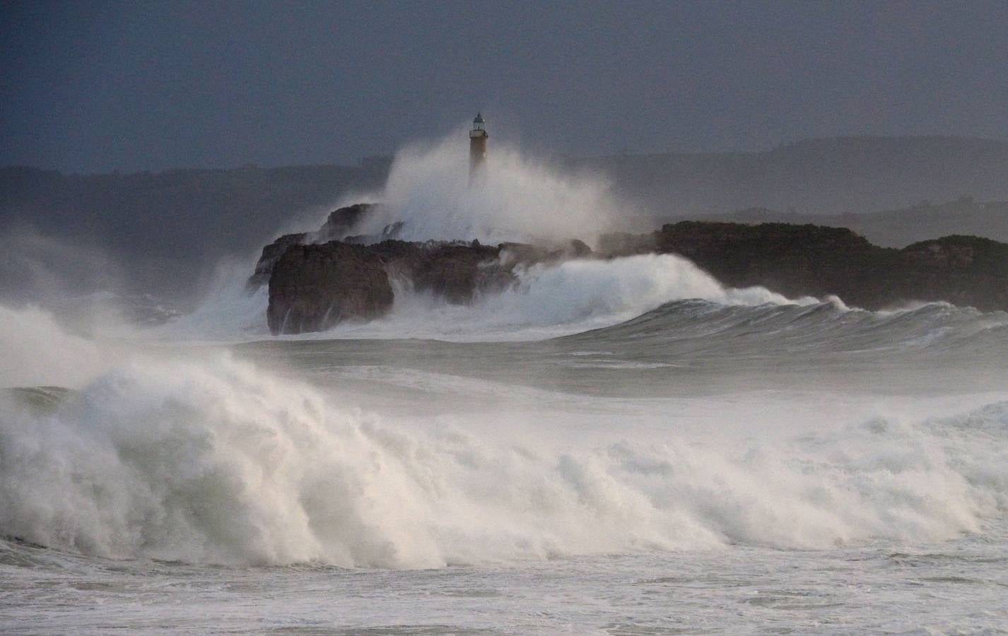 La borrasca 'Bruno' ha llegado esta noche a Cantabria con vientos de más de 100 km/hora y olas que han superado los 10 metros.