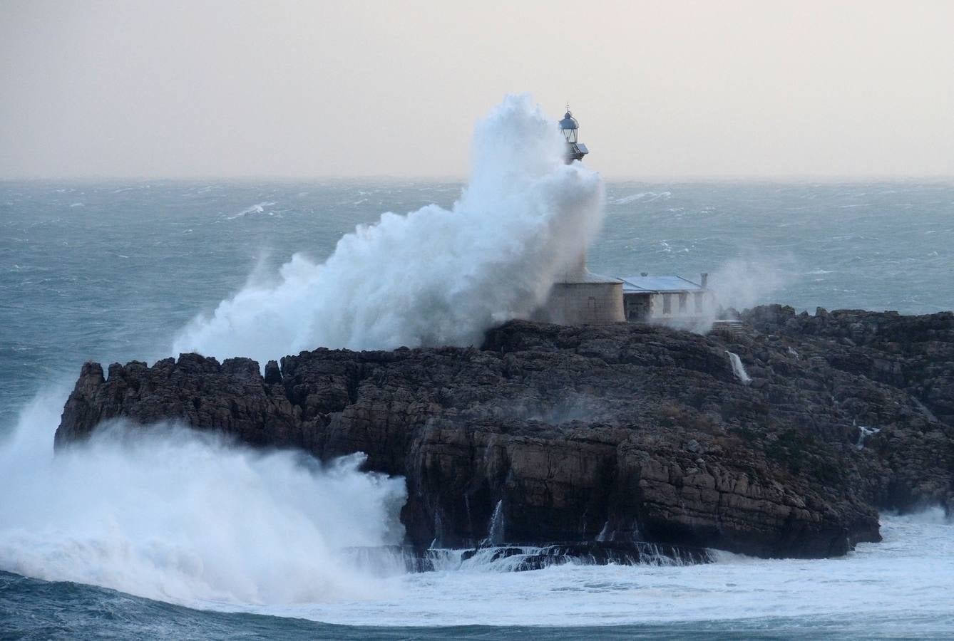 La borrasca 'Bruno' ha llegado esta noche a Cantabria con vientos de más de 100 km/hora y olas que han superado los 10 metros.