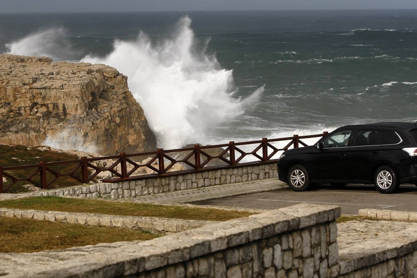 La borrasca 'Bruno' ha llegado esta noche a Cantabria con vientos de más de 100 km/hora y olas que han superado los 10 metros.