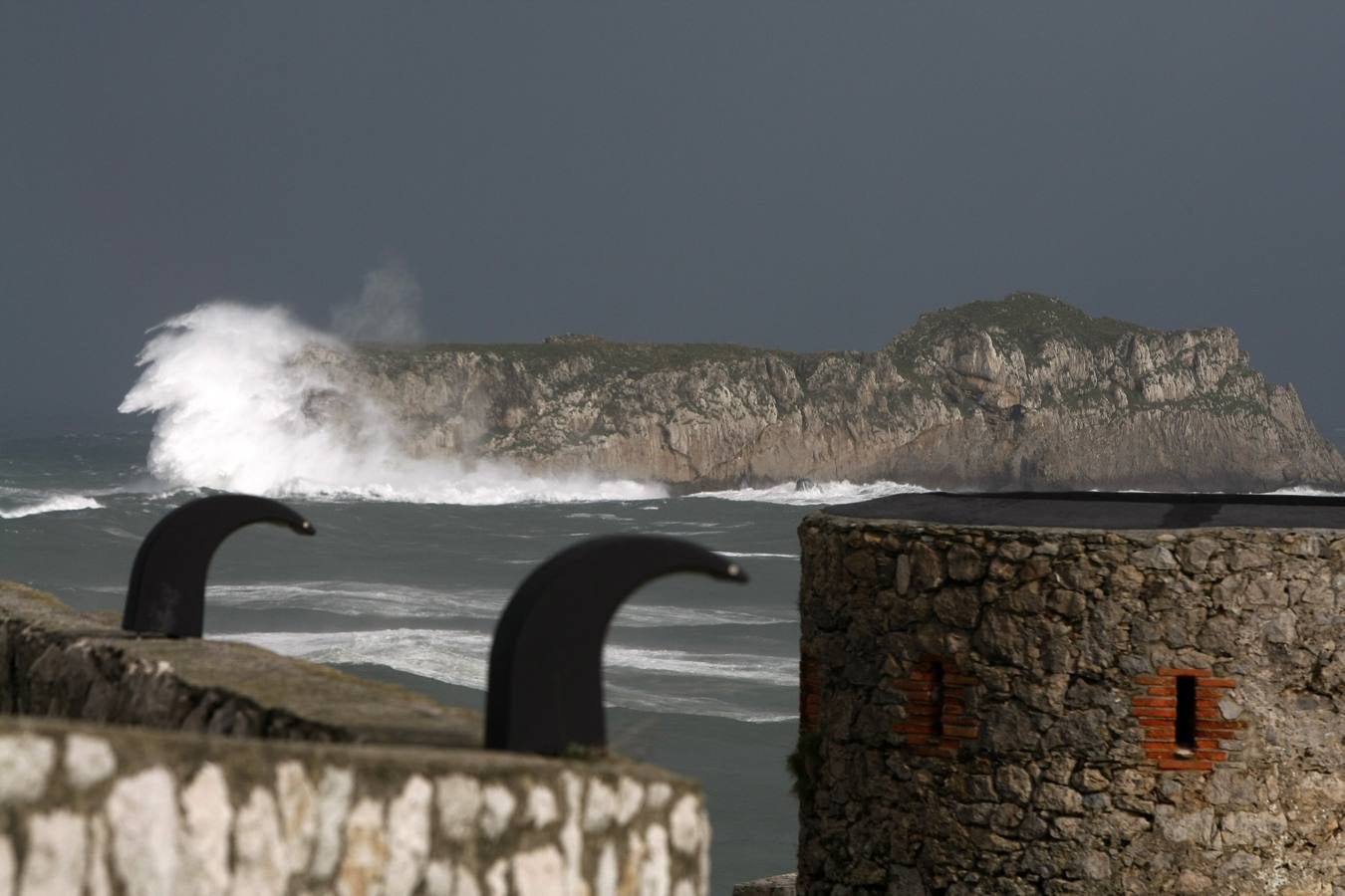 La borrasca 'Bruno' ha llegado esta noche a Cantabria con vientos de más de 100 km/hora y olas que han superado los 10 metros.