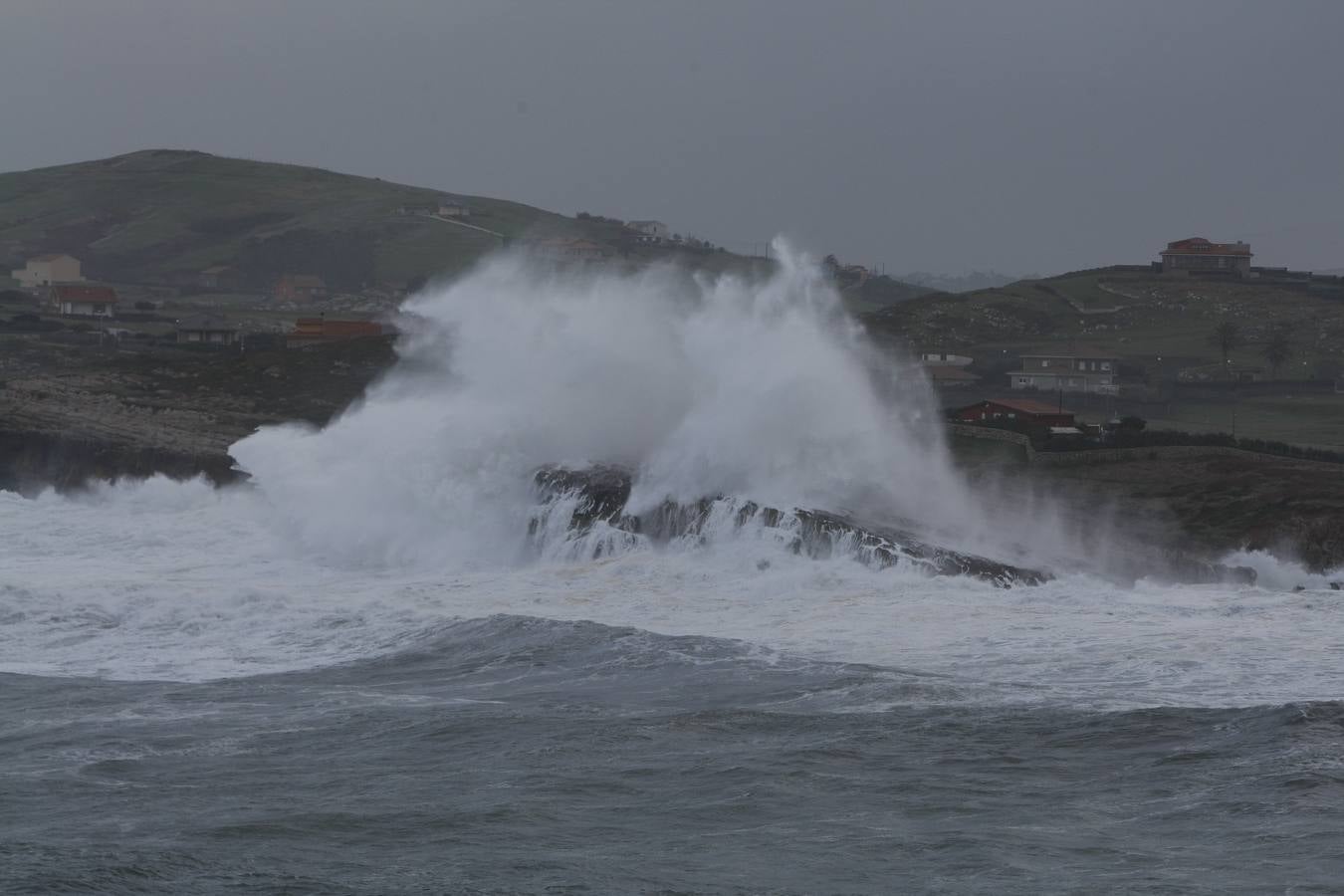 La borrasca 'Bruno' ha llegado esta noche a Cantabria con vientos de más de 100 km/hora y olas que han superado los 10 metros.