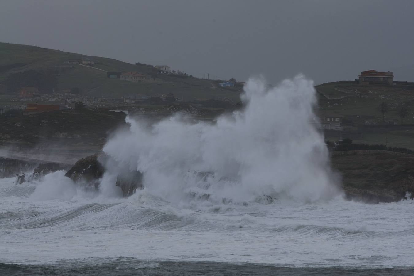 La borrasca 'Bruno' ha llegado esta noche a Cantabria con vientos de más de 100 km/hora y olas que han superado los 10 metros.